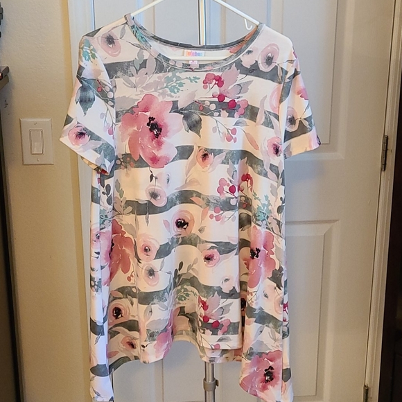 LuLaRoe Tops - Lularoe Melissa